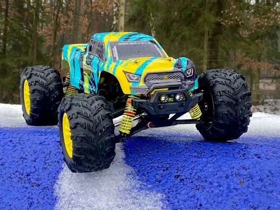 RC monster truck RMT Monster Tornado na snehu